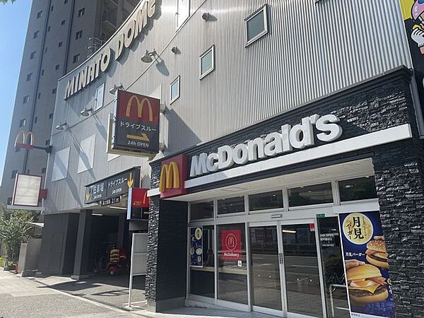マクドナルドみなと通夕凪店24時間営業。ハンバーガー、フライドポテトで知られる老舗ファストフードのチェーン店。 740m