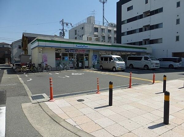 ファミリーマート　島屋三丁目店 710m