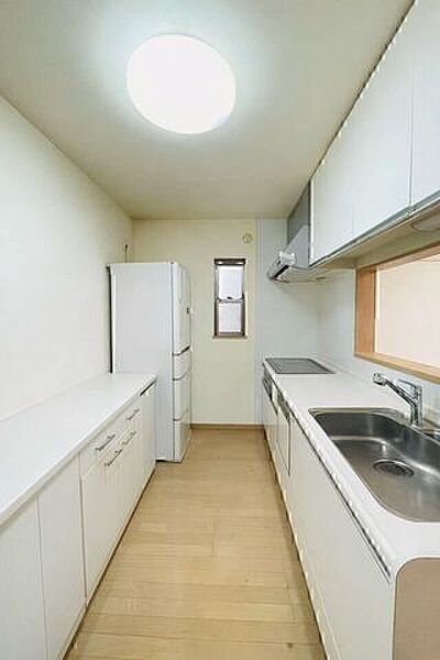 奥行きのあるキッチンで炊事も捗ります♪※AIによる空室修正をしております。