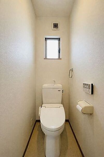 コンパクトながら窓付きで明るい空間。手洗い一体型で節水でき、使いやすさと清潔感を両立☆※AIによる空室修正をしております。