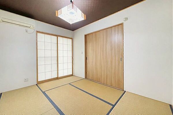 落ち着いた雰囲気の和室。畳の心地よさと障子の柔らかな光でくつろぎの時間を過ごせます♪※AIによる空室修正をしております。