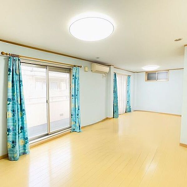 陽の光もたっぷり入る明るくゆとりのある空間☆※小物類を除去する修正を行っております。