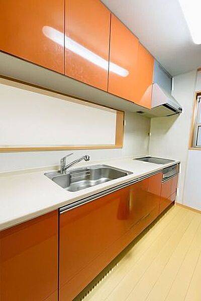 調理スペースも広々としてお料理も捗るキッチン☆人気のカウンタータイプです♪※小物類を除去する修正を行っております。