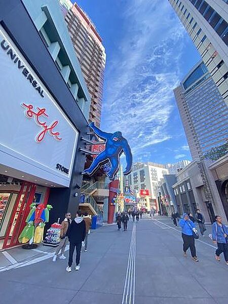 ユニバーサル・シティウォーク大阪ユニバーサル スタジオの近くにある大型モール。欧米スタイルのレストラン、ショップ、ホテル、ミュージアムがある。 450m