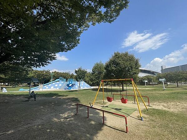 八幡屋公園【設備】滑り台、ブランコ、テニスコート、公衆トイレ施設内に体育館やスイミングプール、アイススケートリンクがある。 4700m