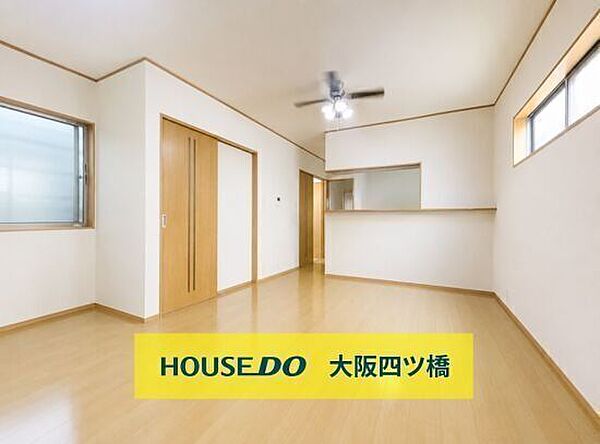 約16.5帖の広々LDKで、3面に窓があるため明るく開放的な空間です♪※AIによる家具消し修正済み※