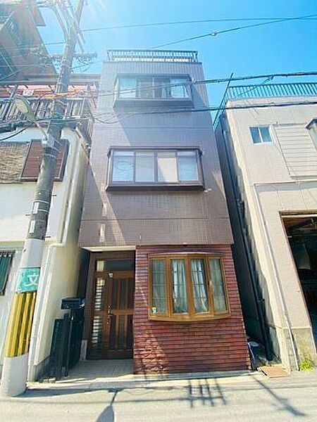 ボタン式ロック機能のついた玄関です。来客対応などはこちら側から！