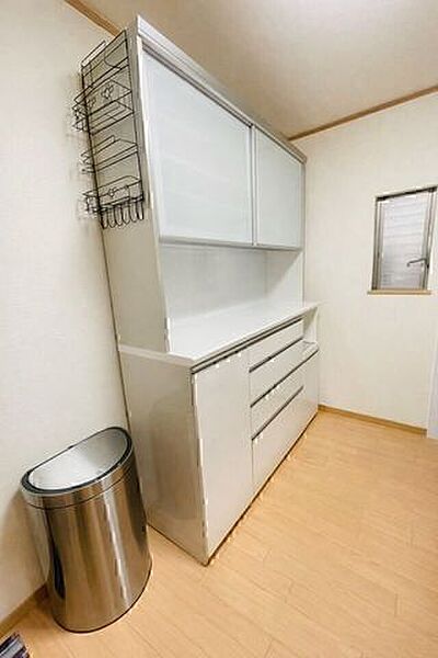 収納を置いてもゆとりのあるキッチンスペースです♪※AIによる家具消し加工済み