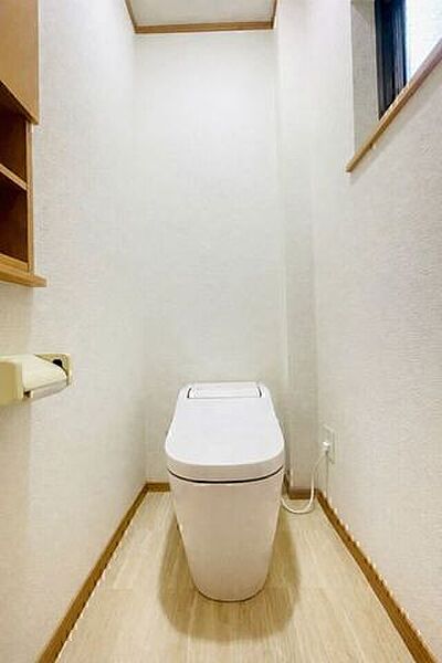 温水洗浄機付き便座で快適にお使いいただけます！トイレ2か所ございます◎※AIによる家具消し加工済み