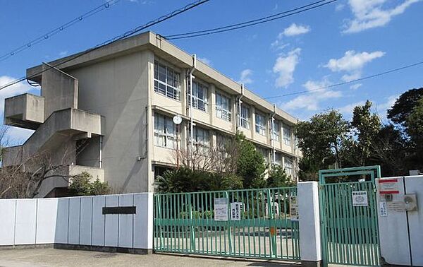 枚方市津田南小学校 1300m