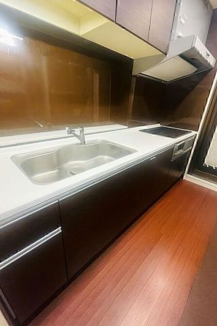 人気のシステムキッチン☆食器洗浄乾燥機なども完備!※小物類を消去する修正を行っております。