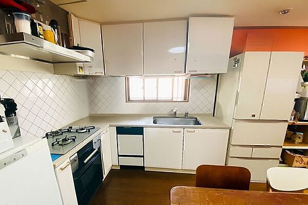 システムキッチンで炊事もはかどります☆※小物類を除去する修正を行っています。