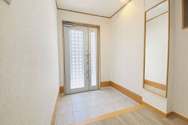 全身ミラーで身支度もスムーズ。明るさを取り込みつつ、すっきりと整えやすい玄関♪※AIによる家具消し修正を行っています。