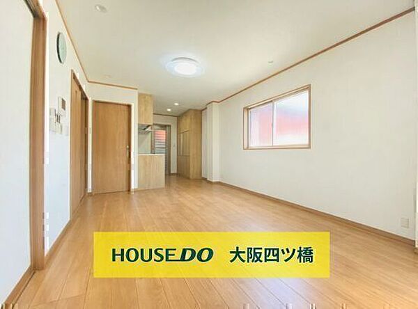 キッチンと居住スペースが程よくつながる使いやすい間取り♪日常の家事やくつろぎ時間を快適に過ごせるLDKです。※AIによる家具消し修正を行っています。