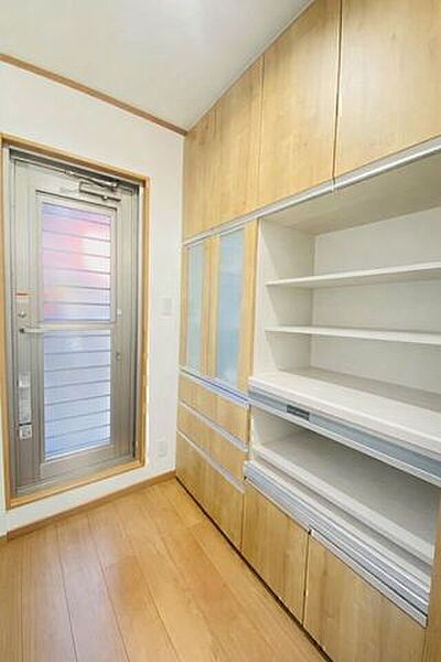 食器や調理家電をすっきり整理しやすいカップボード♪※AIによる家具消し修正を行っています。