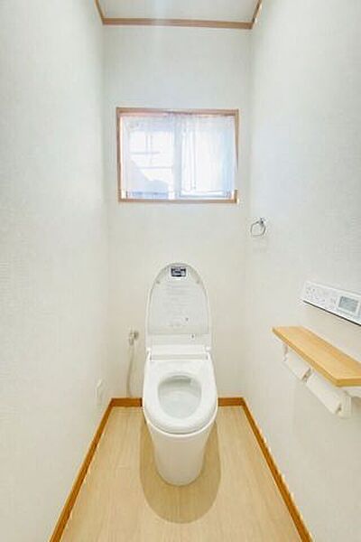 自然光が入りやすい窓付きで換気もスムーズに♪※AIによる家具消し修正を行っています。