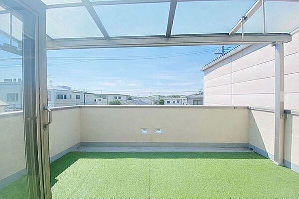 屋根付きで天候の影響を受けにくく、洗濯物を干しやすい造り。外からの光をしっかり取り込みつつ、人工芝でちょっとしたリラックススペースとしても使えます♪※AIによる家具消し修正を行っています。