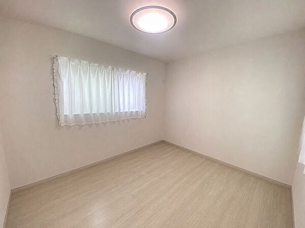 柔らかな採光が広がる明るい洋室☆※AIによる空室修正をしています。