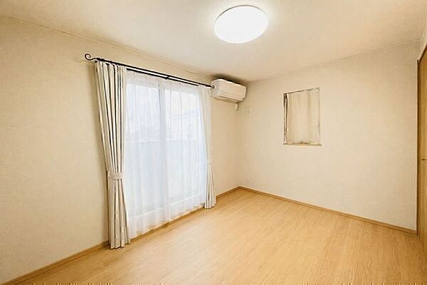 落ち着いた色味で家具が合わせやすく、暮らしのイメージが広がる空間です。※AIによる空室修正をしております。