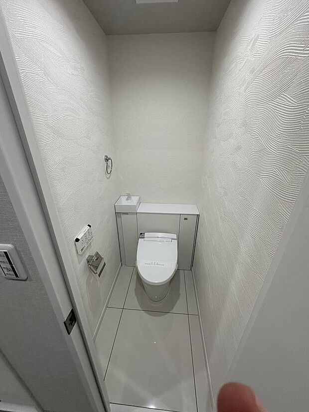 LIXIL製　収納付トイレ