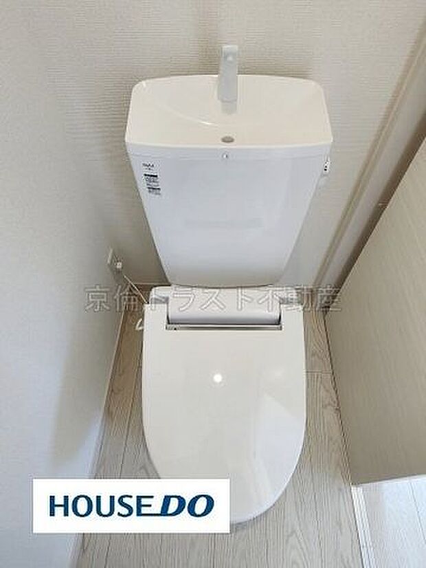 スタンダードな手洗いタンク一体型の洋風便器は温水洗浄機能付き！1・2階にあります◎