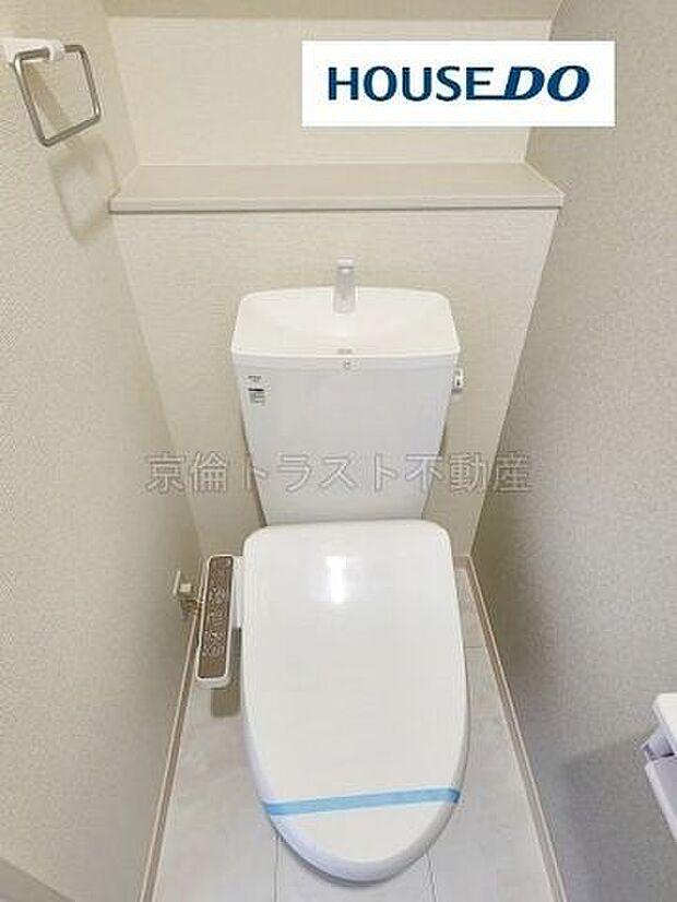 スタンダードな手洗いタンク一体型の洋風便器は温水洗浄機能付き！