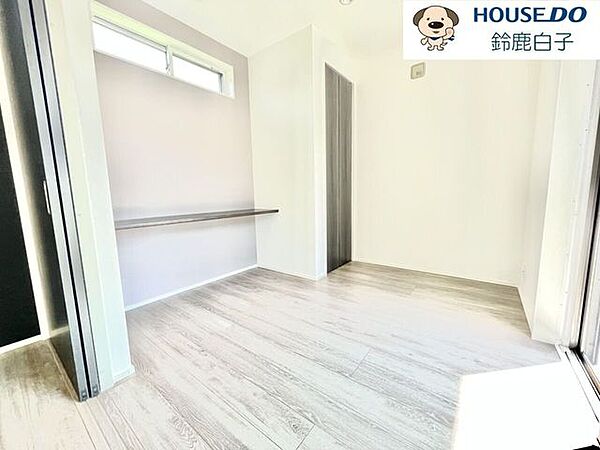 ピンクと水色の色違いの壁紙を採用した2つの子ども部屋です！クローゼットのハンガーパイプはお子さまの手が届きやすい高さに設計されていて、自分でお片付けする習慣も自然と身についちゃいます♪