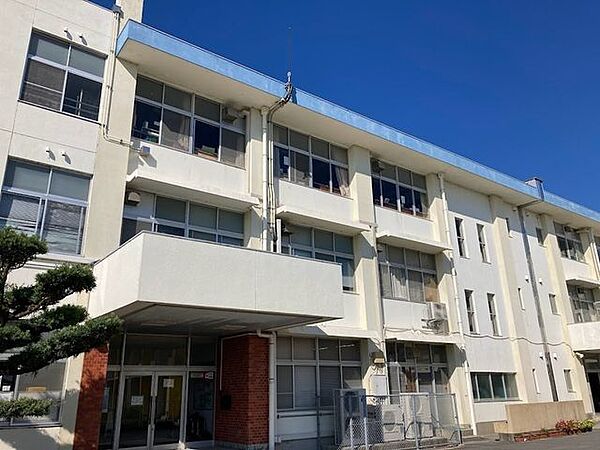 稲生小学校 740m