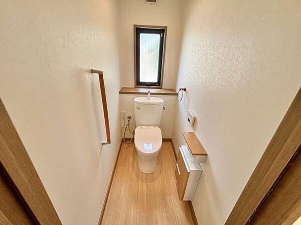 1階トイレは手すり付きです