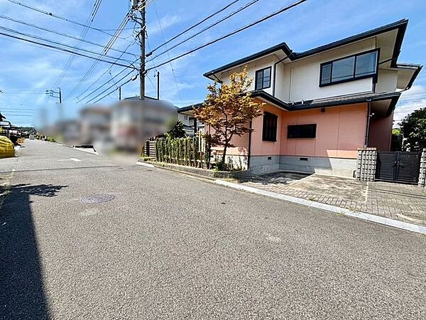 前面道路が広いので車の駐車もラクラクです