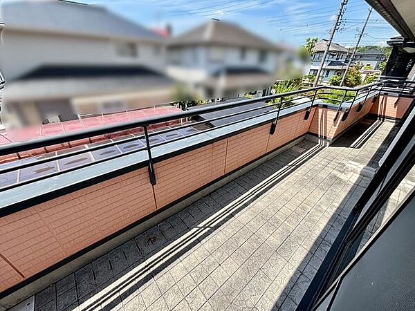 各部屋に繋がるバルコニー