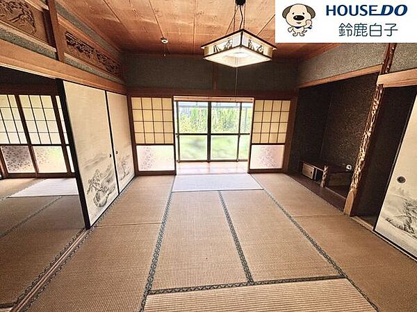 平屋　和室2部屋ふすま、ガラス、欄間に模様が入っておりとても風情があります。縁側があります。