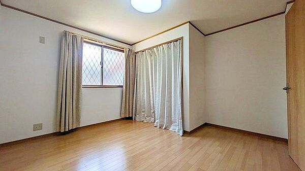 子供部屋でも寝室でも利用可能。もちろんこちらも床、壁、天井リフォームされています