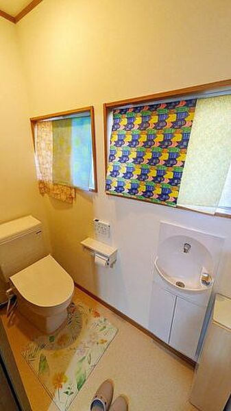 手洗いスペース付きの清潔なトイレです