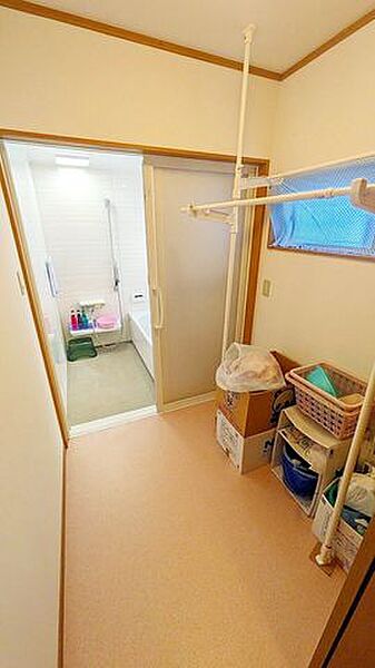 脱衣場兼梅雨時期には洗濯物も干すことができます