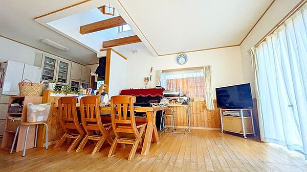 吹き抜けで大きな掃き出し窓が南から明るい日差しを取り込みます
