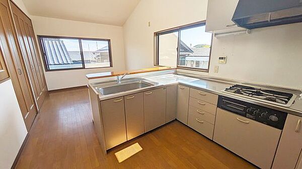 3階キッチンはL型タイプ。作業台も広々で収納スペースもたっぷり。シンク側が対面カウンターになっているのでリビングのTVを見ながらの作業や家族との会話もしやすくなっています。