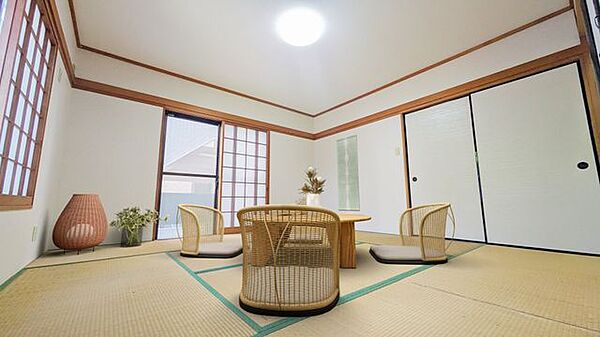 1階和室。採光が2面あるので、明るくたくさん陽射しと風を取り込める居室です。
