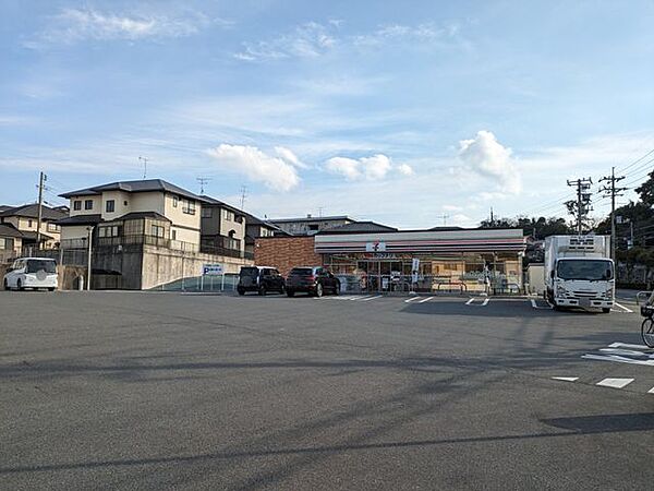 セブンイレブン下関彦島向井町店 徒歩11分。 880m