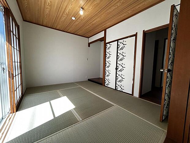 約6.0帖の和室は、お客様のおもてなし、ご両親の宿泊などに便利です！収納にはお布団などがしまえます。