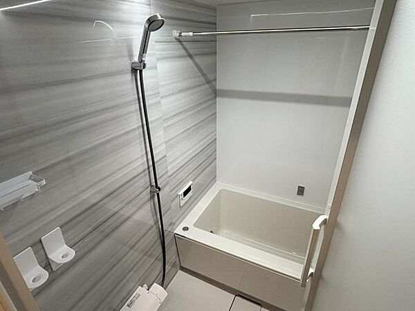 清潔感のある色合いの浴室です