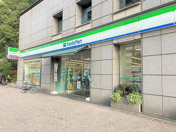 ファミリーマート初台交差点前店