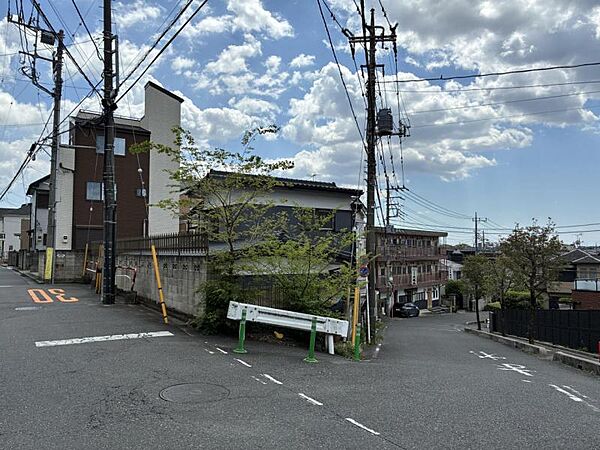 前面道路6m以上で車の出し入れも容易です。