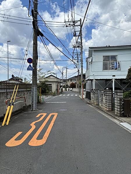 北東側前面道路
