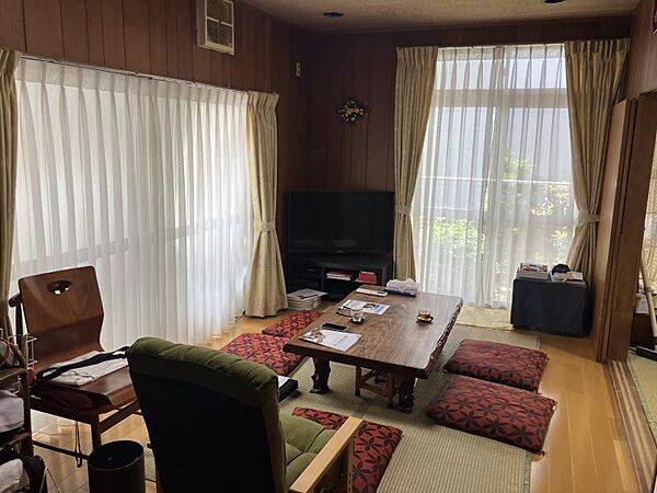 大きな窓のリビング。和室6帖の続き間です。