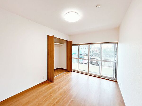 【リフォーム済】元々和室だったこちらのお部屋は洋室に変更しました。床は畳からフローリングに張替えたので、テーブルなどの家具家電を並べた時に安定します。