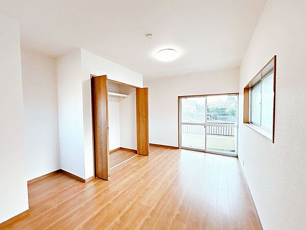 【リフォーム済】2階洋室です。クロス張り、照明交換、フローリング張替えを致しました。南からの日差しが心地良い明るいお部屋です。