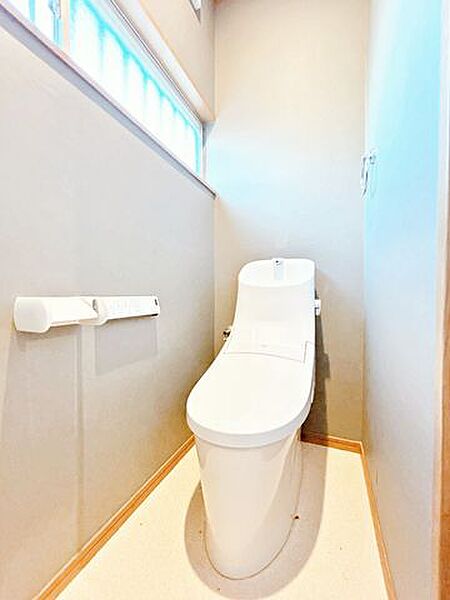 【リフォーム済】トイレはLIXIL製の温水洗浄機能付きに新品交換しました。キズや汚れが付きにくい加工が施してあるのでお手入れが簡単です。直接肌に触れるトイレは新品が嬉しいですよね。