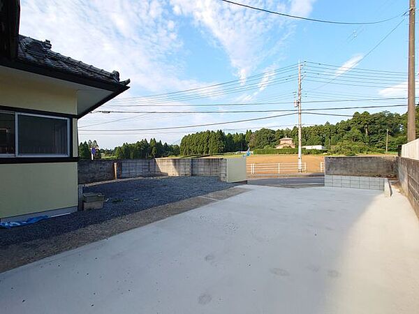 【リフォーム済】駐車場部分です。手前の塀を解体し、車の出し入れをしやすく致します。駐車スペースにはコンクリートを撒き見た目も綺麗に整えます。4台駐車可能になるので近隣に借りる必要がありませんね。