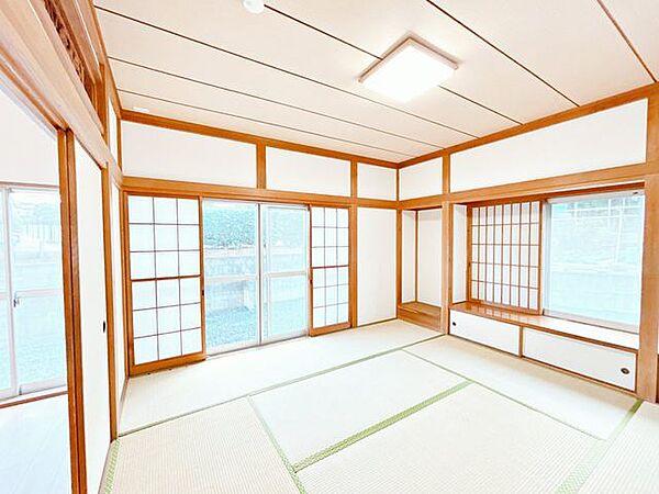【リフォーム済】1階和室です。クロス張替え、照明交換、襖障子張り替え、畳表替えを致しました。イグサの良いにおいがする空間に生まれ変わります。